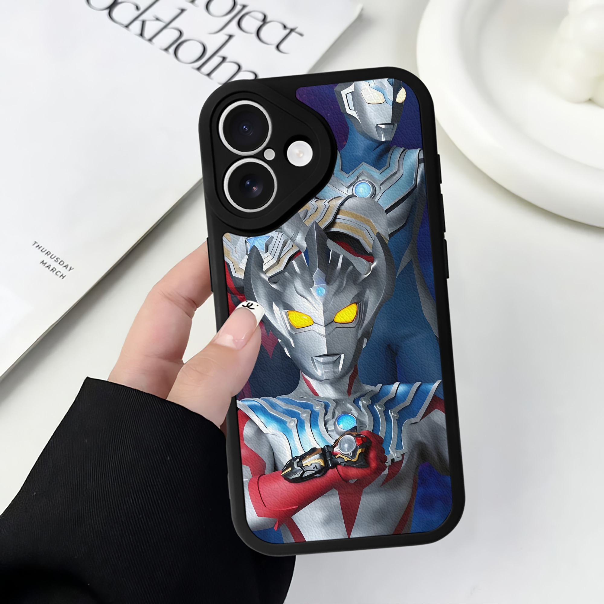 （画像用） ウルトラマン Ultraman 【iPhone 16シリーズ対応】シリコンスマホケース（レザー調） 材質：シリコン